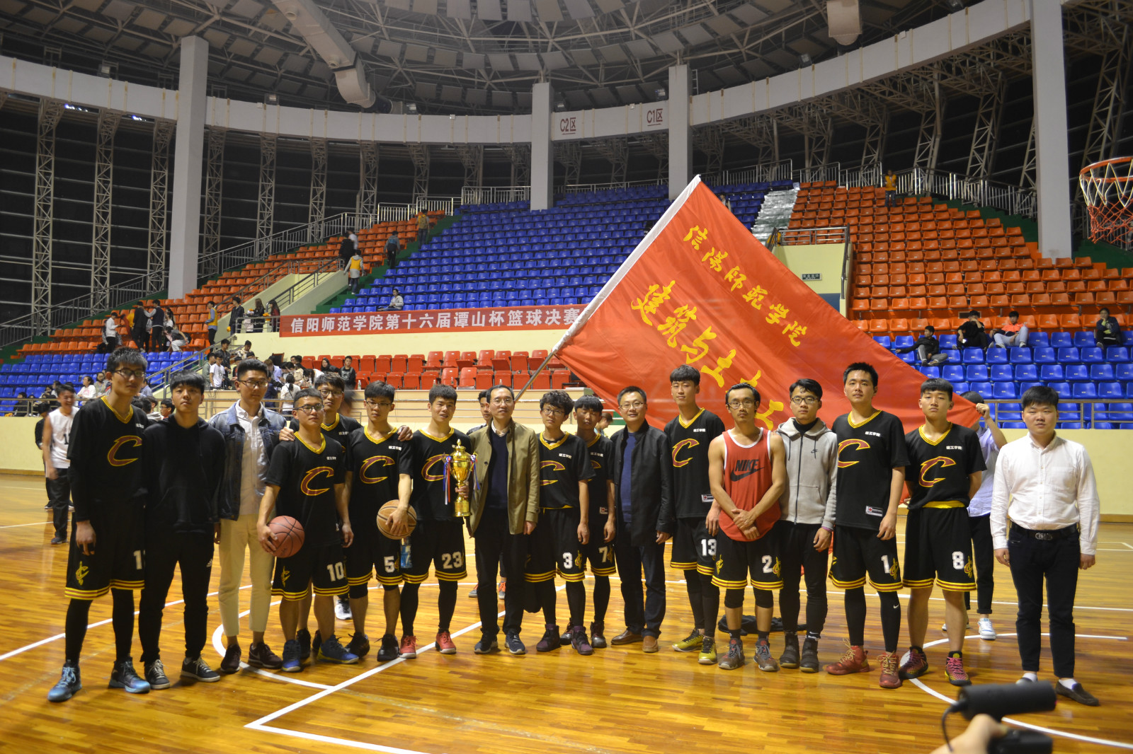 十大体育网站篮球健儿在“谭山杯”决赛创下佳绩图片.jpg